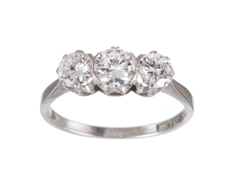 RING, med tre briljantslipade diamanter, tot. ca 1.10 ct.