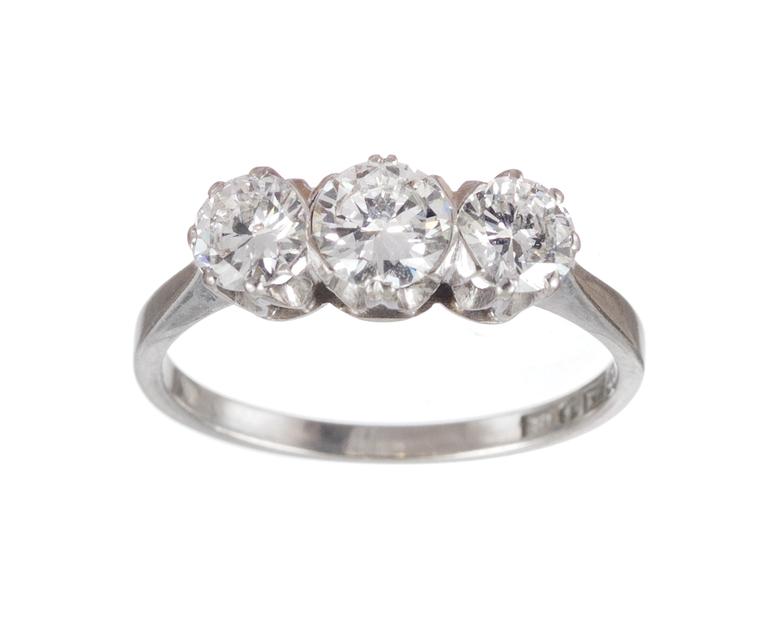 RING, med tre briljantslipade diamanter, tot. ca 1.10 ct.