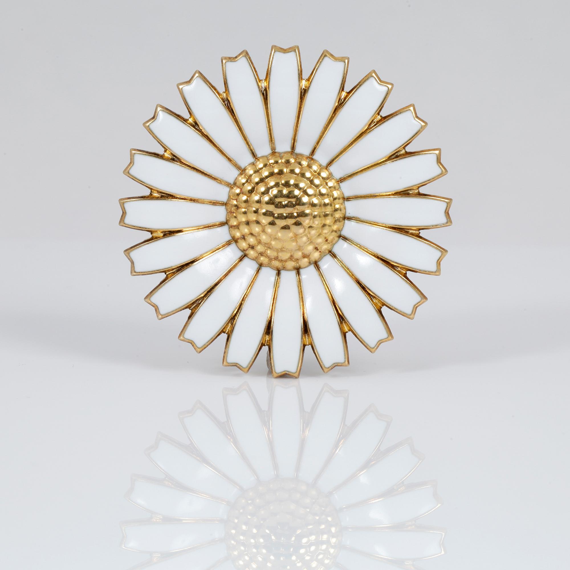BROSCH, sterlingsilver samt vit emalj, "Daisy", Georg Jensen, Danmark. Tot vikt ca 16 gram.