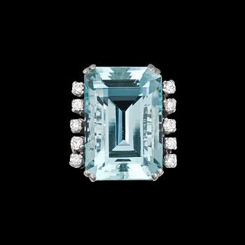 964. An emerald cut aquamarine ring 28.26 cts flanked by brilliant cut diamonds, tot, app. 0.40 ct.
