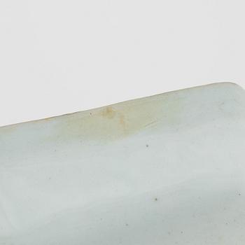 A Chinese porcelain blue and white charger, Qing Dynasty, Qianlong (1736-95).