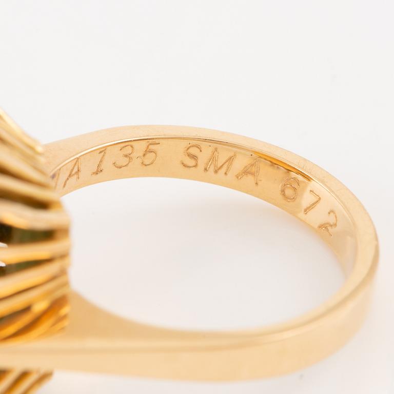 Ring, cocktailring, 18K guld med smaragdslipad smaragd och briljantslipade diamanter.