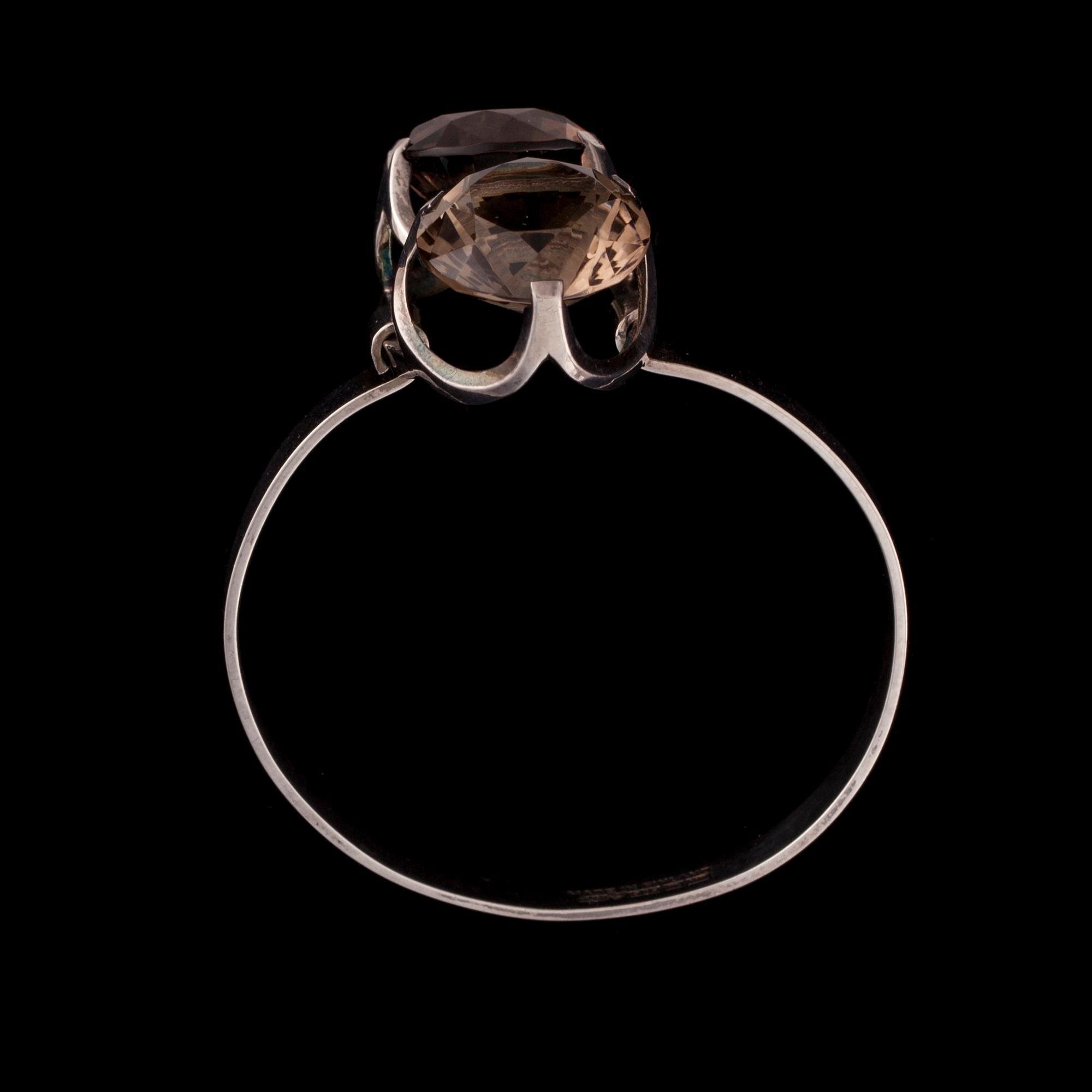 ARMBAND, silver, rökkvarts. Matti Hyvärinen, Åbo 1974. Vikt ca 26,4 g.