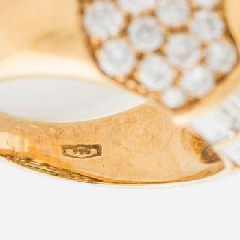 Ring 18K guld med en trappslipad smaragd samt baguette- och runda briljantslipade diamanter.