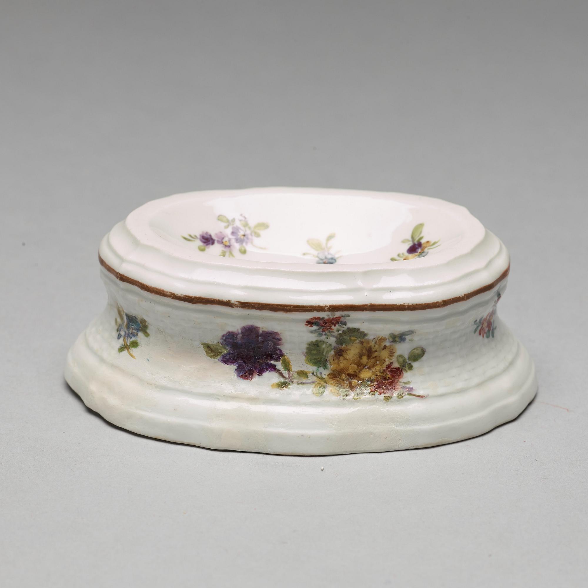 A Meissen salt, 18th century.