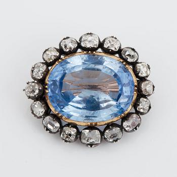 BROSCH/PÄRLCOLLIER, 4-radigt, med odlade pärlor. Lås med safir ca 13.60 ct och antikslipade diamanter totalt ca 2.25 ct.
