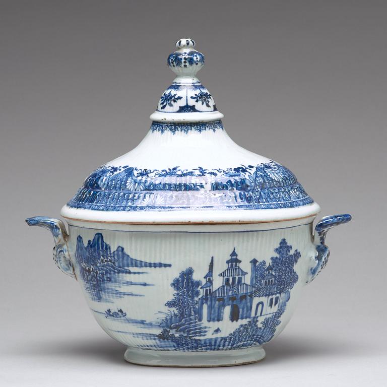 A blue and white tureen with cover, Qing dynasty, Qianlong (1736-95).