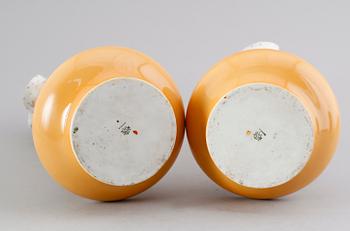 VASER, 1 par, porslin, Kronach, Tyskland, omkring år 1900.