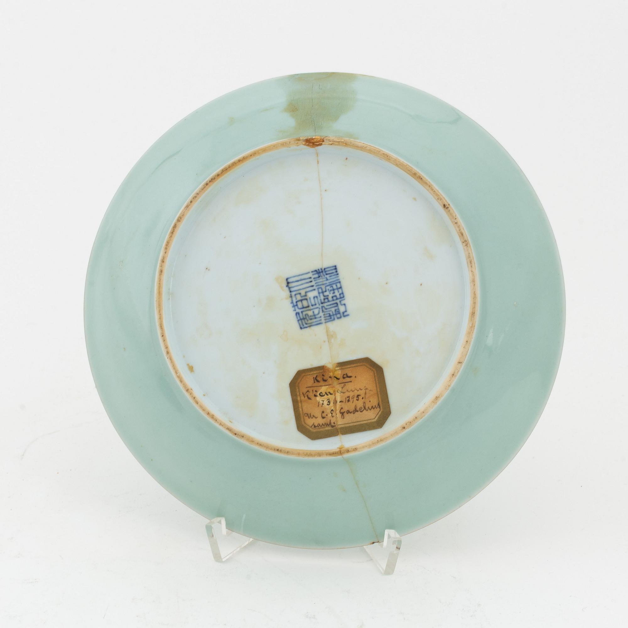 Skålfat, porslin. Qingdynastin med  Qianlongs märke.