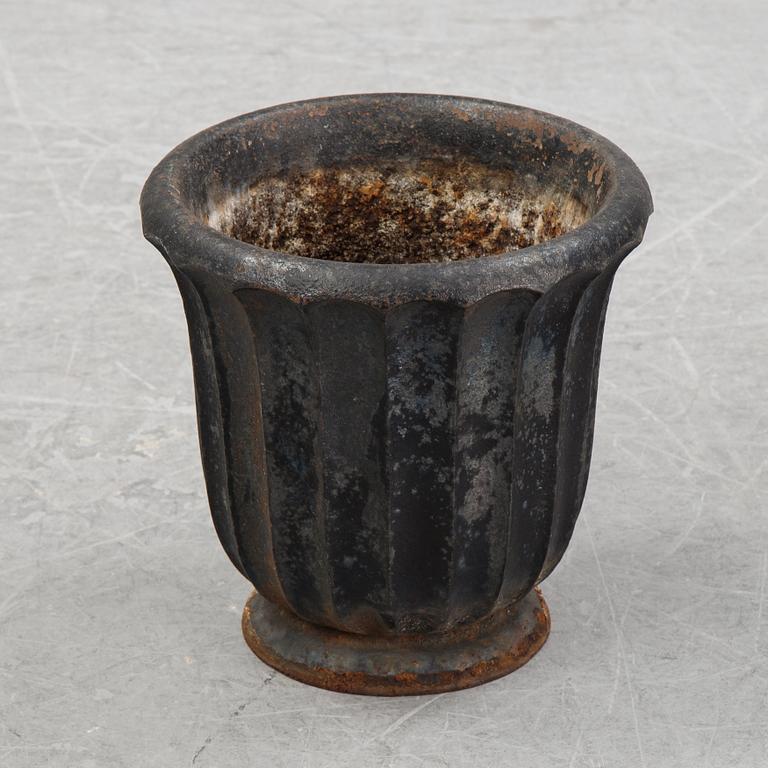 A cast iron garden urn, 20th Century.