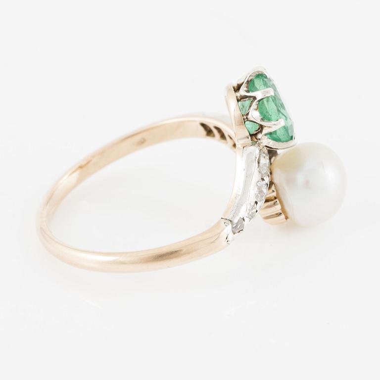Ring 14K gold with emerald and cultured pearl, as well as old-cut diamonds.