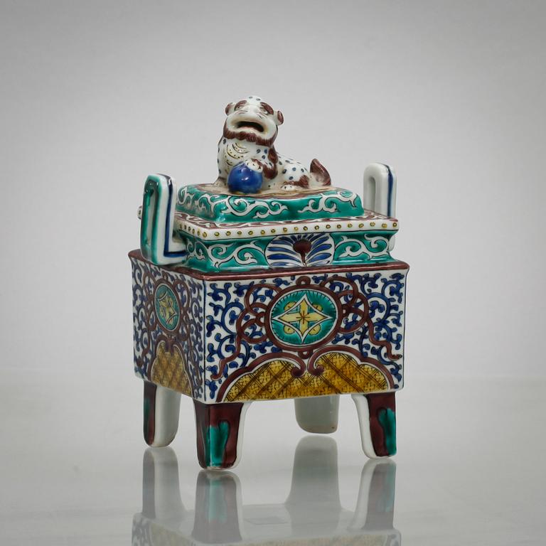 RÖKELSEKAR, porslin, Japan, 1900-talets början.