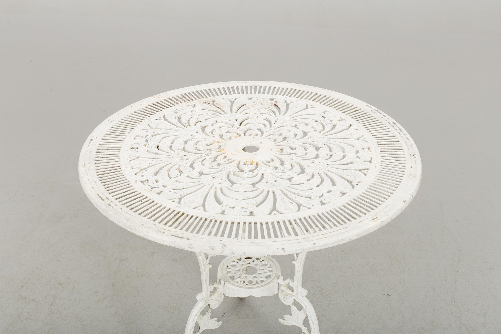 TRÄDGÅRDSMÖBLER, BORD samt FYRA STOLAR, sekelskiftet 2000.