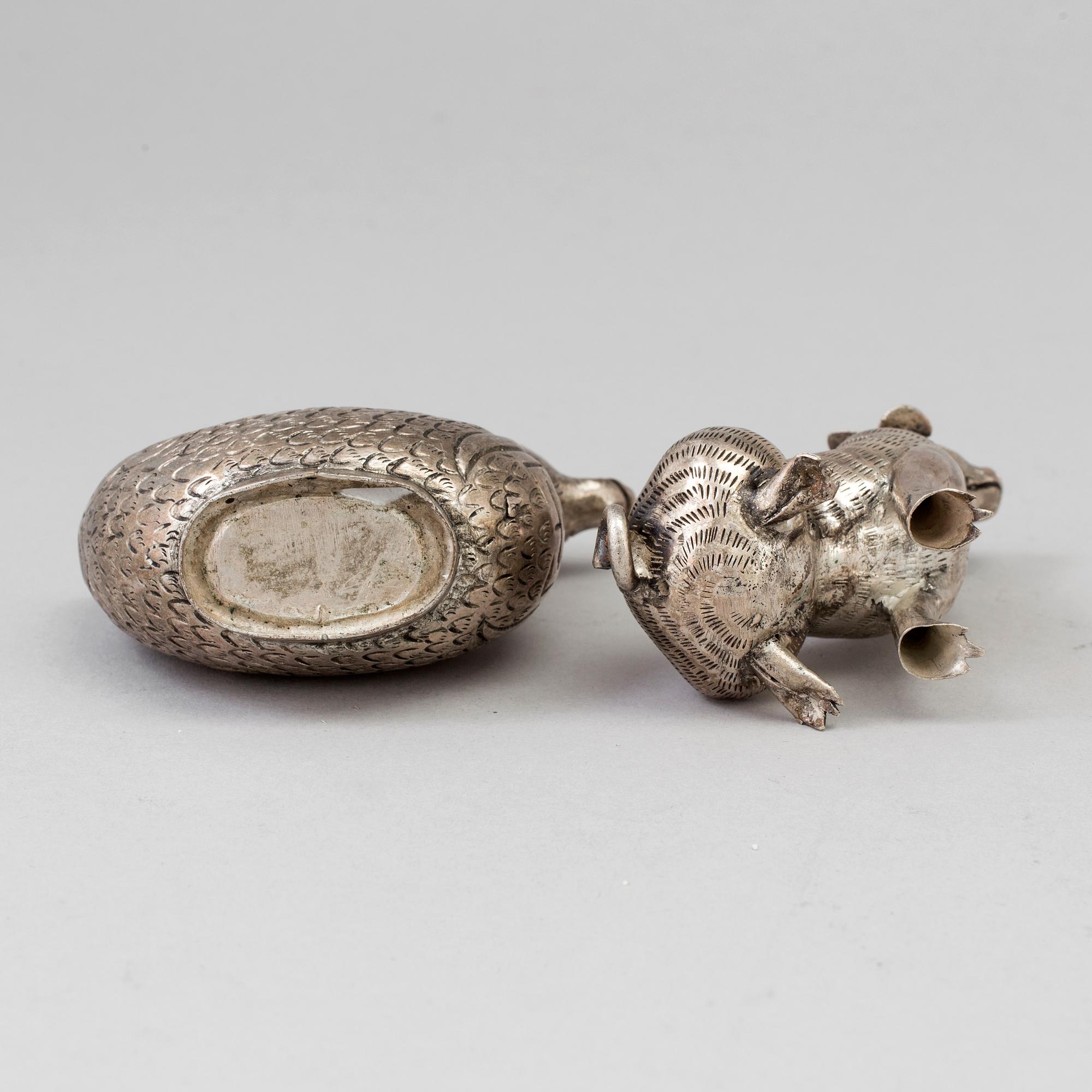 FIGURINER, två stycken, låghaltigt silver. Kina, 1900-tal.
