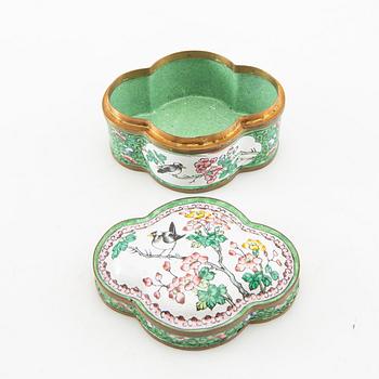 En samling vaser och skålar 11 dlr cloisonné och emalj-arbeten Kina 1900-tal.