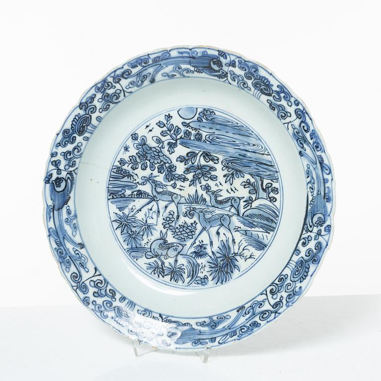 A Chinese blue and white porcelain dish, Ming dynasty, Wanli (1572-1620).