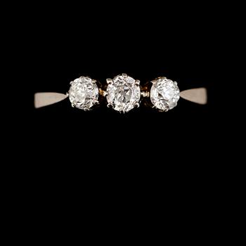 RING, 18K vitguld och gammalslipade diamanter tot ca 0.50 ct, svenska stämplar 1940.