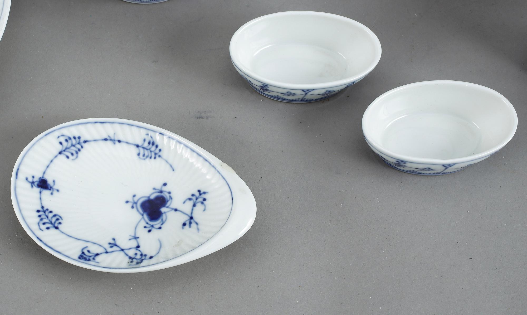 SERVIS, 96 delar, porslin, "Musselmalet", Royal Copenhagen, 1900-talets andra hälft.