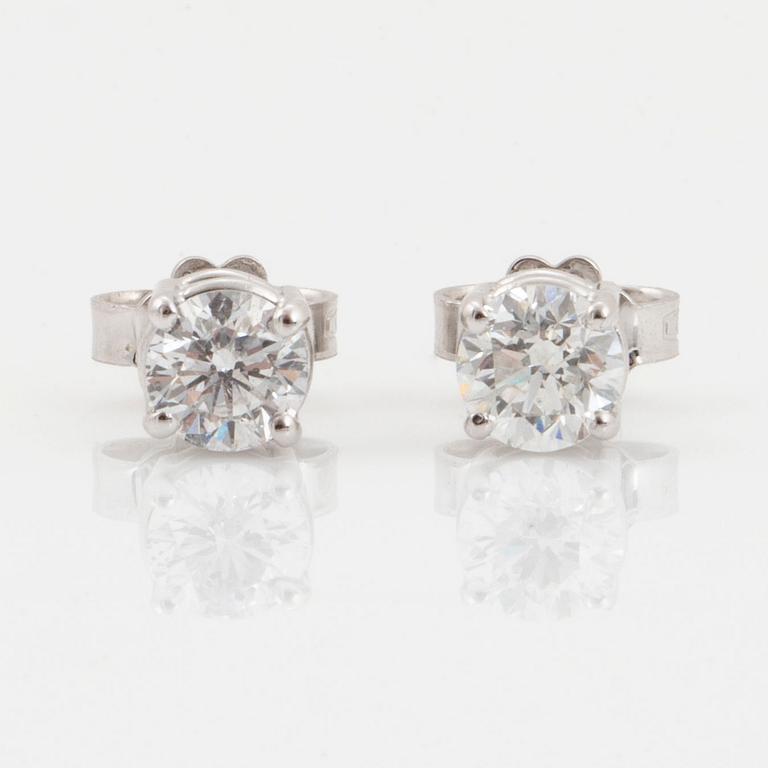 ENSTENSÖRHÄNGEN, med briljantslipade diamanter totalt ca 0,70 ct.