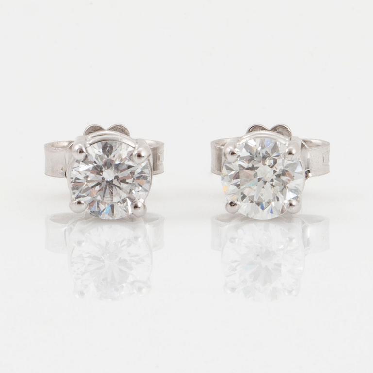 Brilliant-cut diamond stud earrings, ca 0,70 ct.