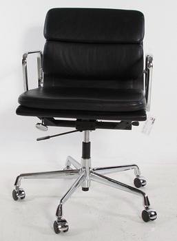 KARMSTOL. "Eames Soft Pad Chair" Charles & Ray Eames, Vitra.