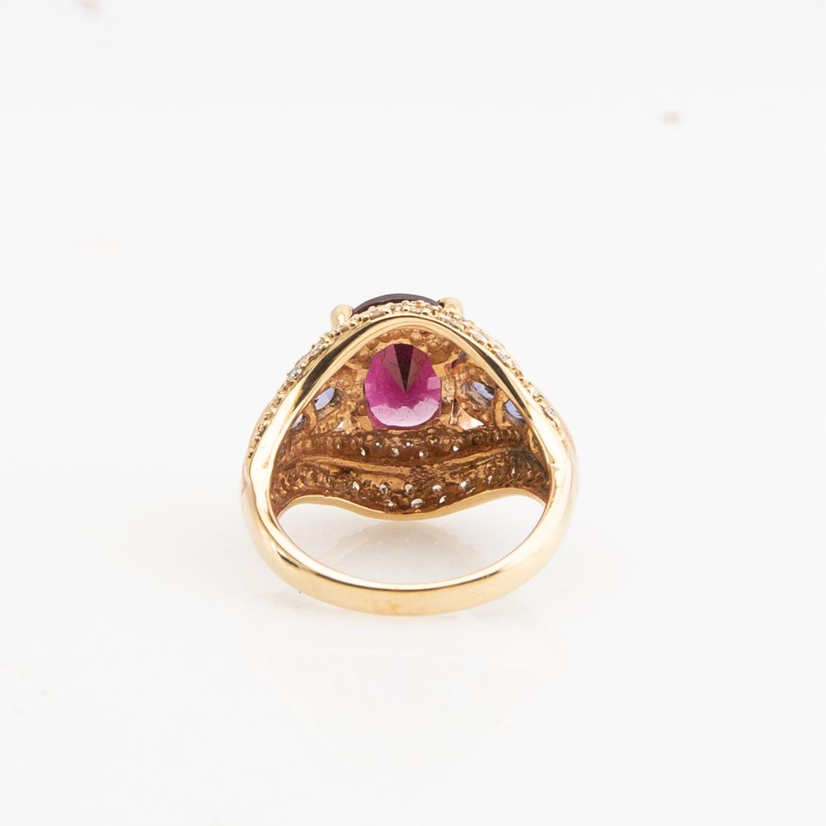 Ring, 18K gold with garnet, lavender-coloured iolites and brilliant-cut diamonds.