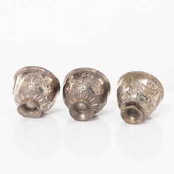 Skålar, tre stycken samt tre bägare och figurin, metall, Centralasien.