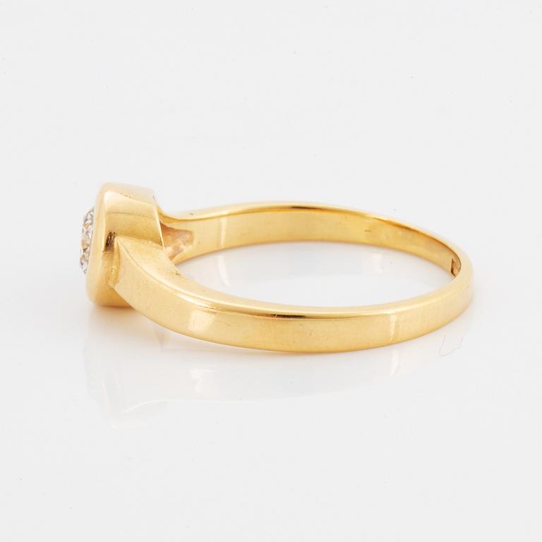 Ring with three brilliant-cut diamonds, total ca 0.65 ct. Rolf Sonderegger Guldsmedsverkstad, Köping, 1988.