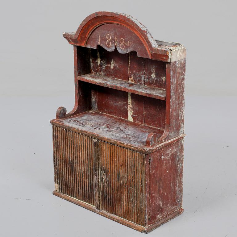 HÄNGSKÅP, allmoge, 1800-tal.