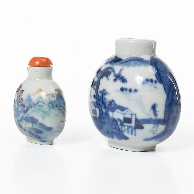 Snusflaskor, två stycken, porslin, Kina, sen Qingdynasti/1900-tal.