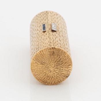 Cigarettetui 9K guld med runda briljantslipade diamanter och trappslipade safirer.