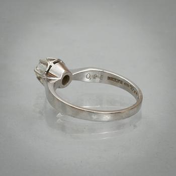 RING 18k vitguld med briljantslipad diamant tot ca 0,28 ct enligt gravyr. Vikt 3,2 g.