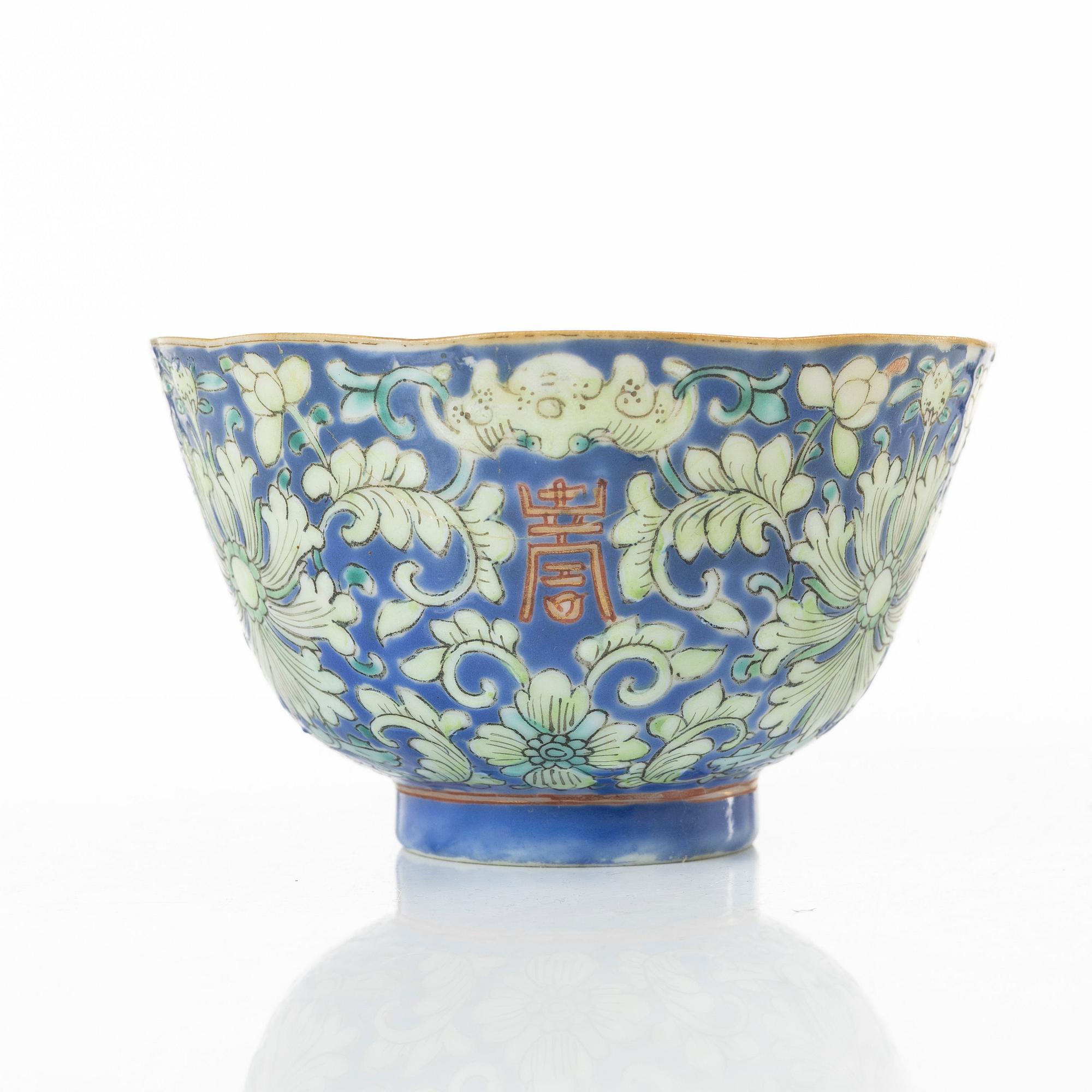 Skålar, tre stycken, samt litet blåvitt ytterfoder och lackask, porslin, Qingdynastin, 1800-tal.