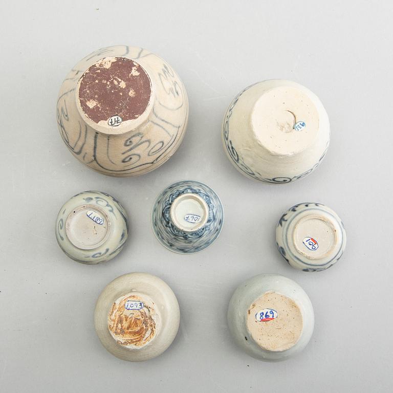 A group of six blue and white South East Asian jars and a cup, 17th/18th Century.