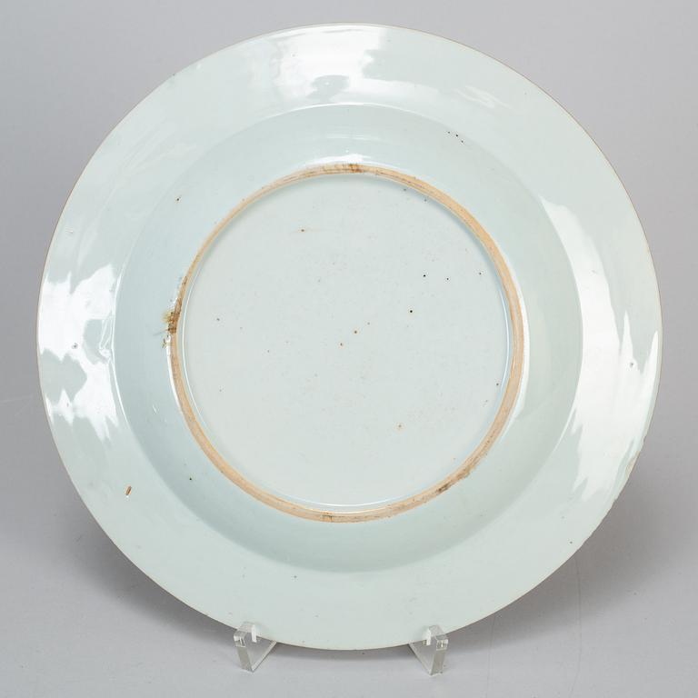 A famille rose export porcelain plate, Qing dynasty, Qianlong (1736-95).