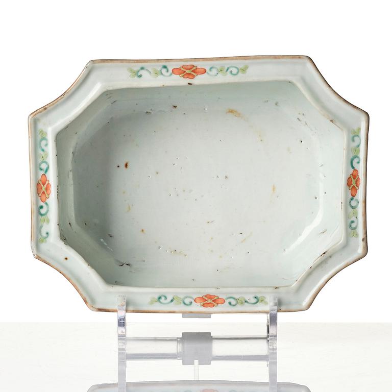 A famille rose flower pot, Qing dynasty, 19th century.