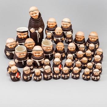 FIGURINER, SENAPSBURK, SALTSTRÖARE, SPARBÖSSA, PEPPARSTRÖARE & KANNOR, 44 st, porslin, Goebel, 1900-talets andra hälft.