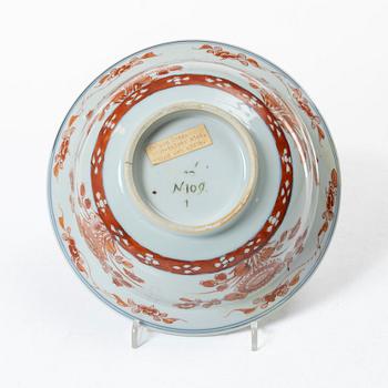 Skål, porslin. Qingdynastin, Kangxi (1662-1722). Med Johanneum märkning N=109.