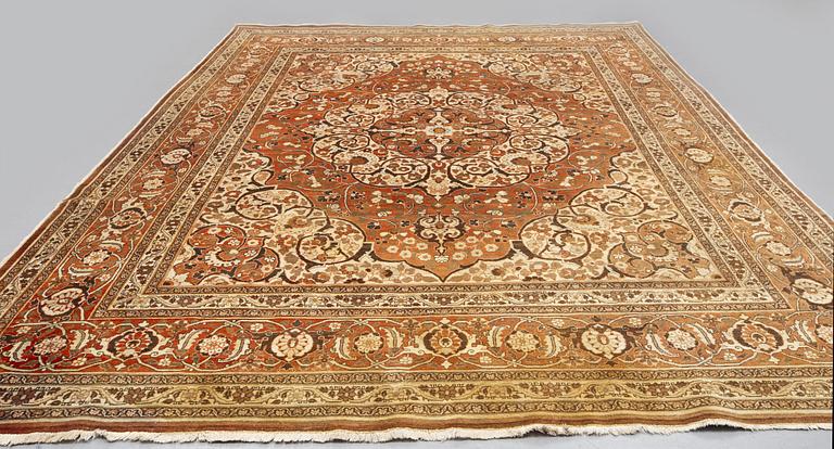 A carpet, an antique Tabriz, ca 380-381,5 x 271,5-283 cm, an inscription: Yekbar Jorabchi.