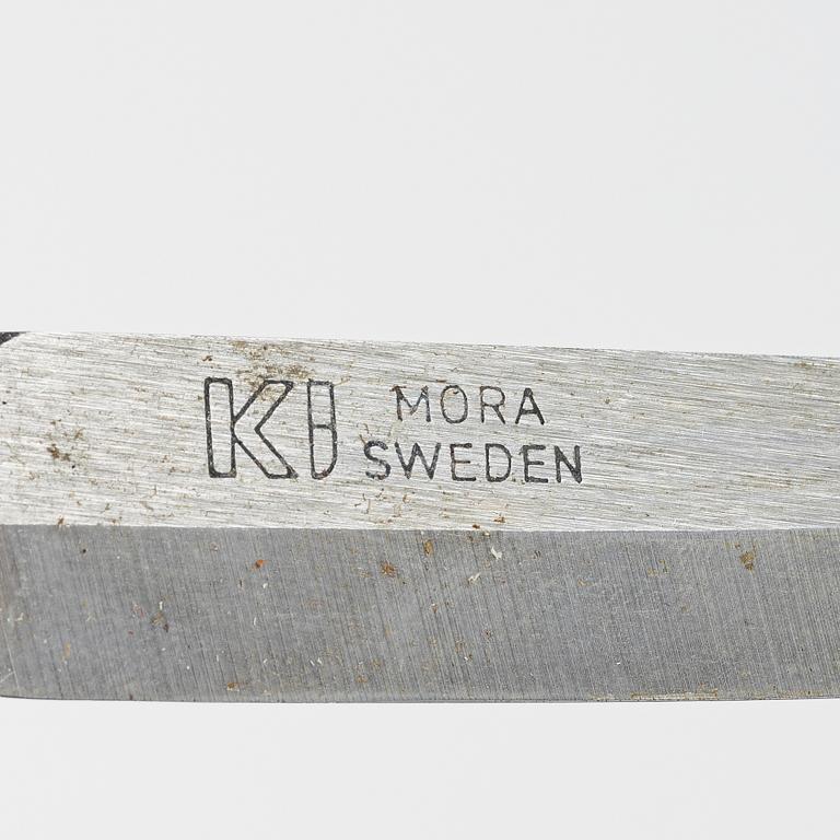 Knivar 4 st, oidentifierade slöjdare, samt en kåsa av Bengt Olav Unga.