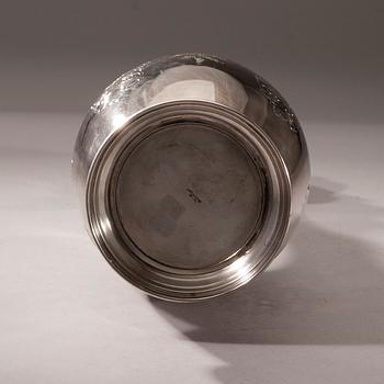 KARAFF, silver, Italien, kontrollstämplad Helsingfors 1974. Totalvikt 747 g.