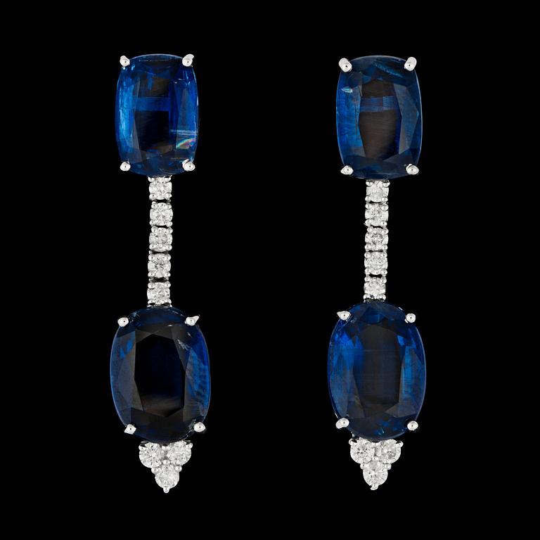 ÖRHÄNGEN, fasettslipade blå kyaniter, 17.10 ct med briljantslipade diamanter, tot. ca 0.50 ct.