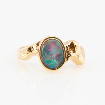 Ring in 18K gold with an opal triplet.