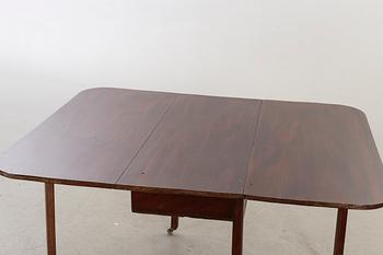 A probably english 19th century flap table.