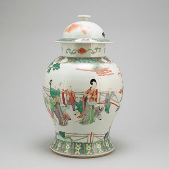 A famille verte urn with cover, 20 th century.