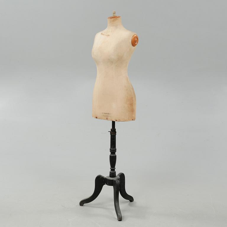 A mannequin from the first half of the 20th century.