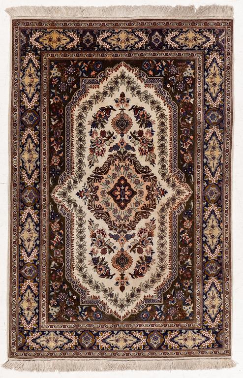 A Tabriz rug, c. 155 x 102 cm.