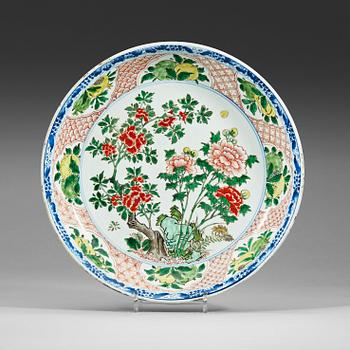 230. A large blue and white and famille verte dish, Qing dynasty, Kangxi (1662-1722).