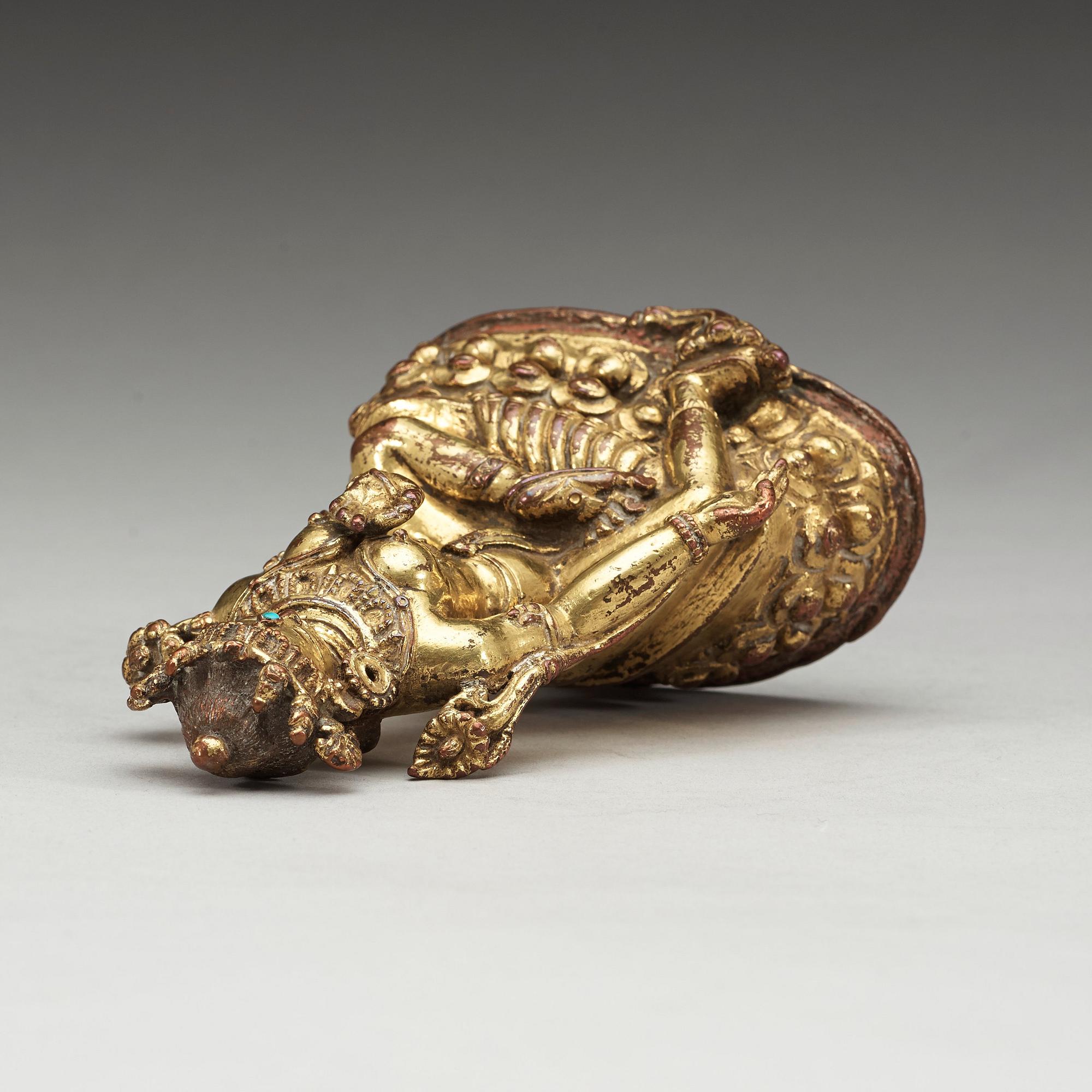FIGURIN, förgylld kopparlegering och turkoser. Nepal/Tibet, 1500-tal eller äldre.