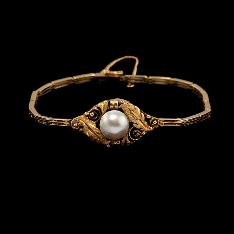 ARMBAND 18k guld med odlad barock pärla, utländska stämplar. Vikt 12 g.